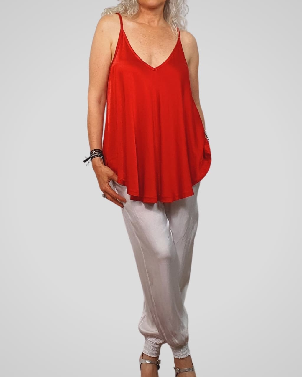 Top ancho de satén y punto de tirante fino, en rojo, para primavera/verano, en AnuSska Moda.