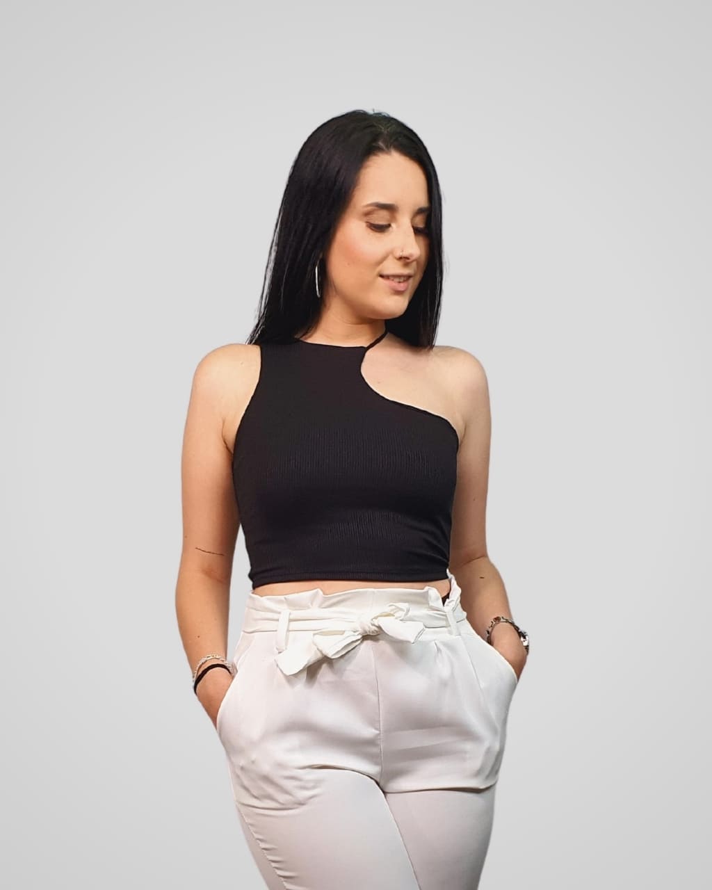 Top de canalé con cuello asimétrico, en color negro, intemporal, en AnuSska Moda.