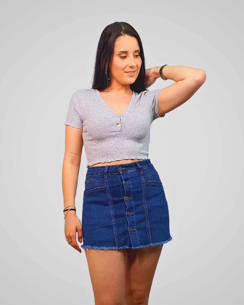 Camiseta corta de canalé con botones, de color gris claro, para primavera/verano, en AnuSska Moda.