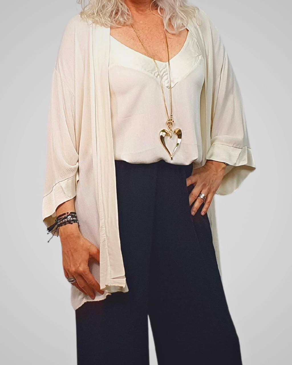 Chaqueta larga con un ribete satinado, en color crudo, para primavera/verano, en AnuSska Moda.