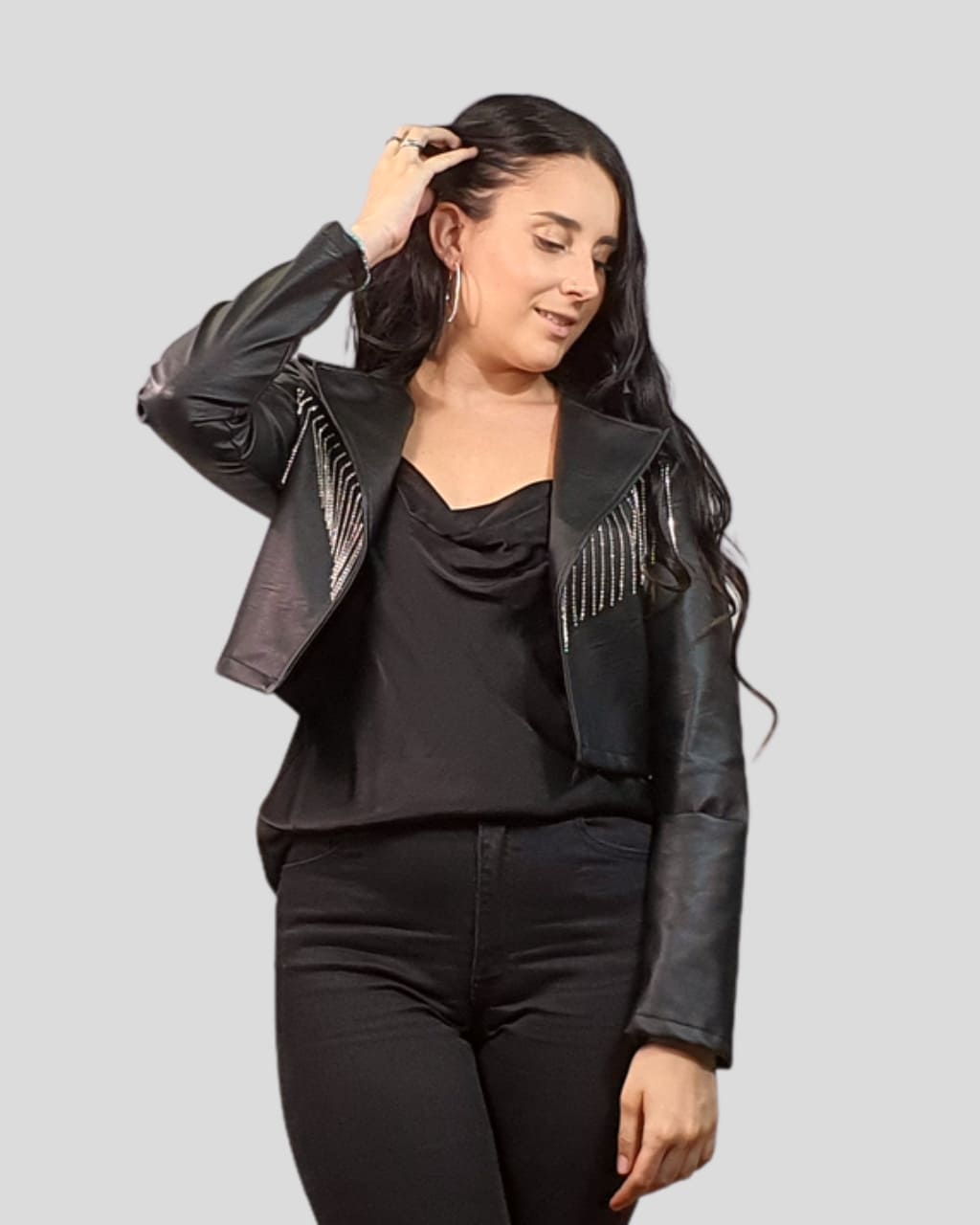 Blazer cropped de polipiel con tiras de strass, en negro, para otoño/invierno, en AnuSska Moda.