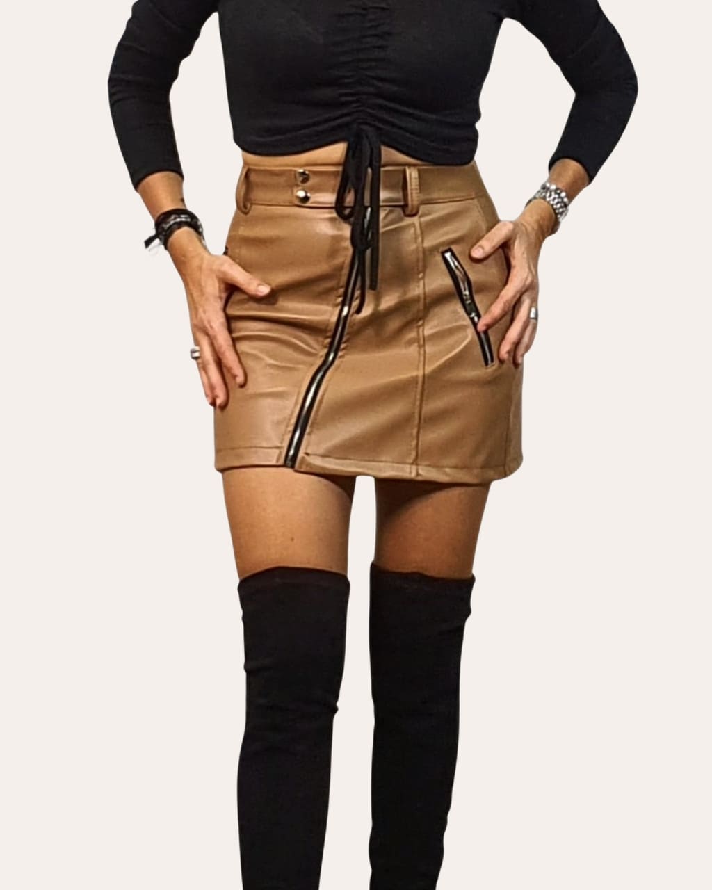 Minifalda Biker de polipiel, en color camel. para otoño/invierno, en AnuSska Moda.