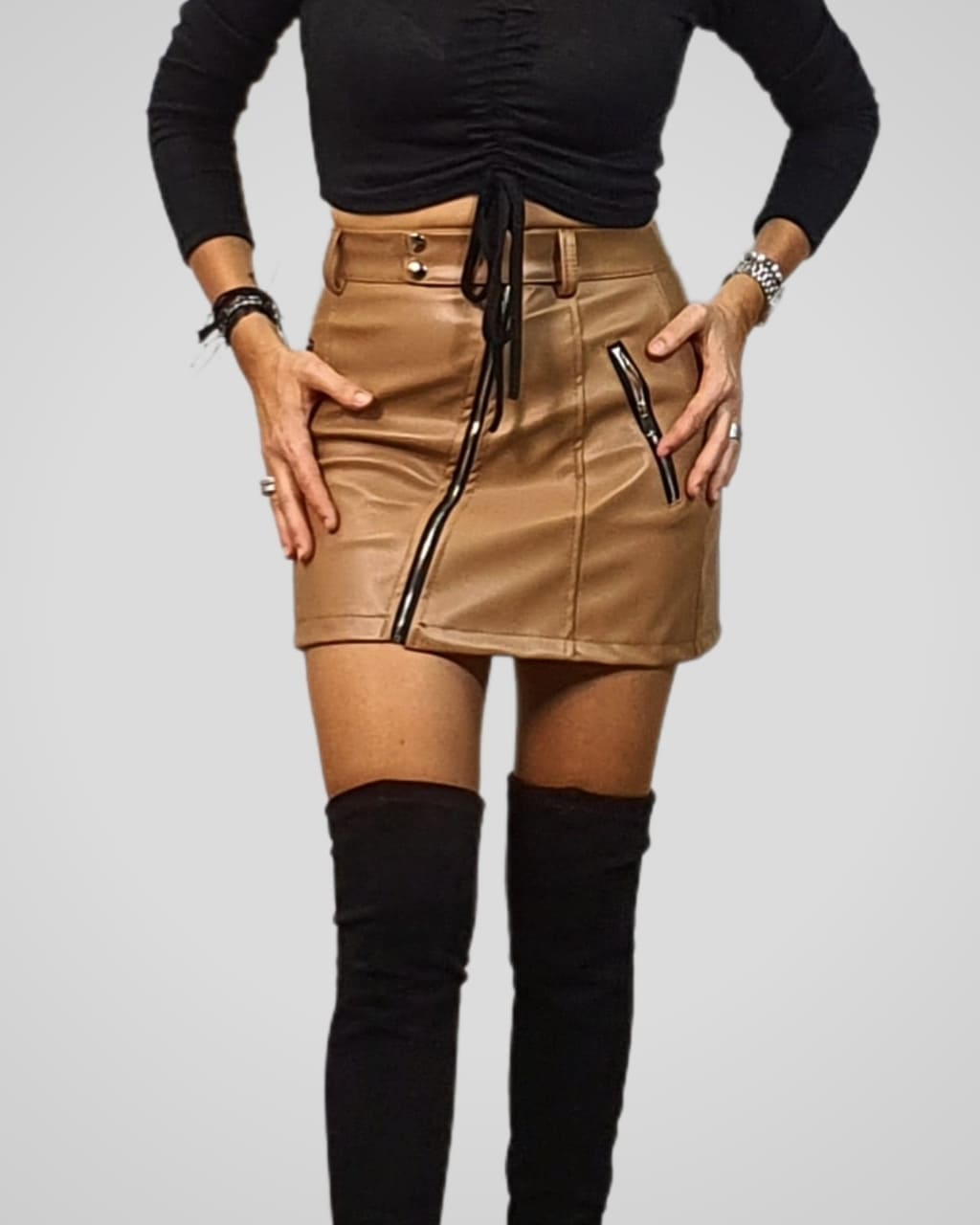 Minifalda Biker de polipiel, en color camel. para otoño/invierno, en AnuSska Moda.