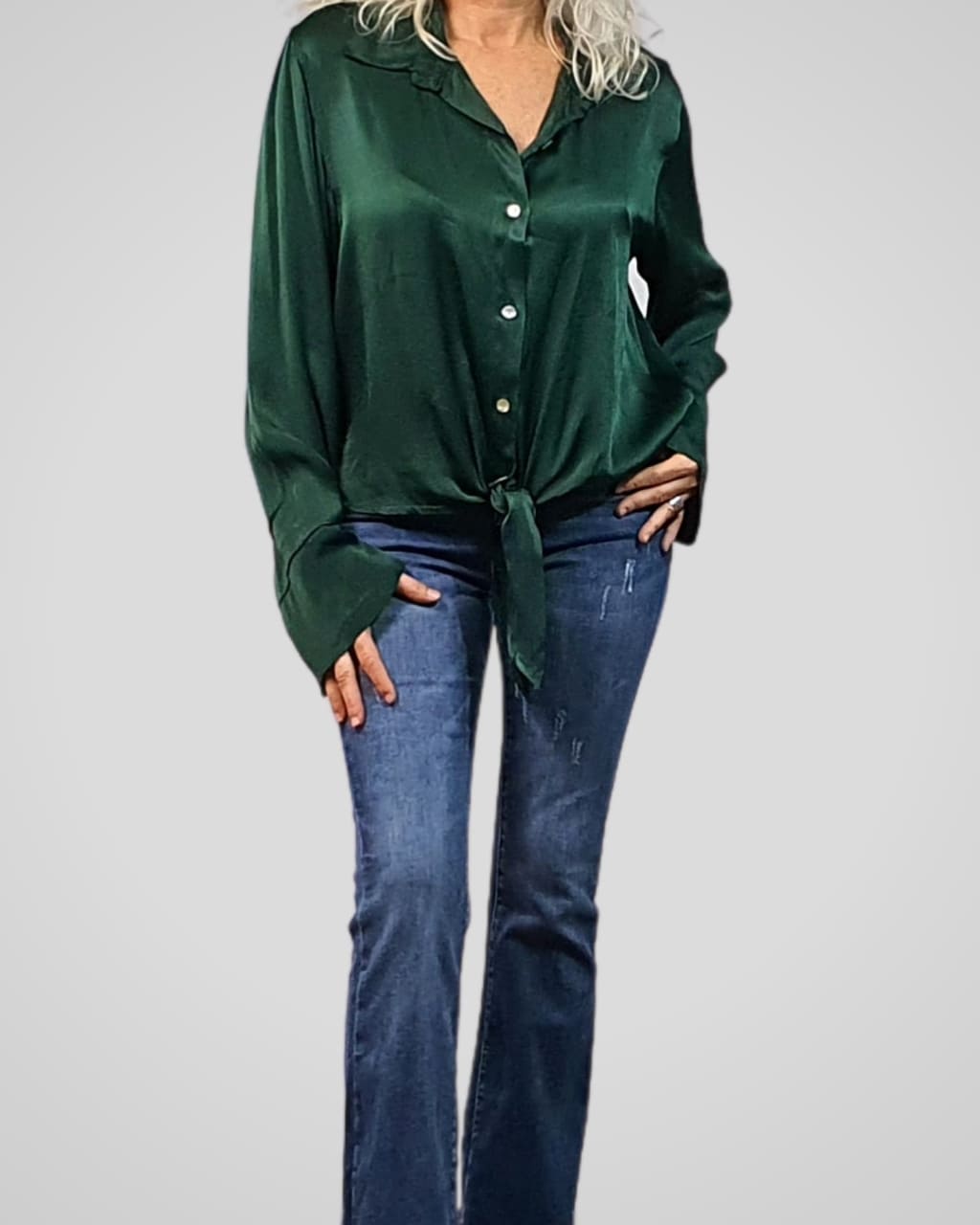 Blusa satinada con puños anchos, en color verde, para otoño/invierno, en AnuSska Moda.
