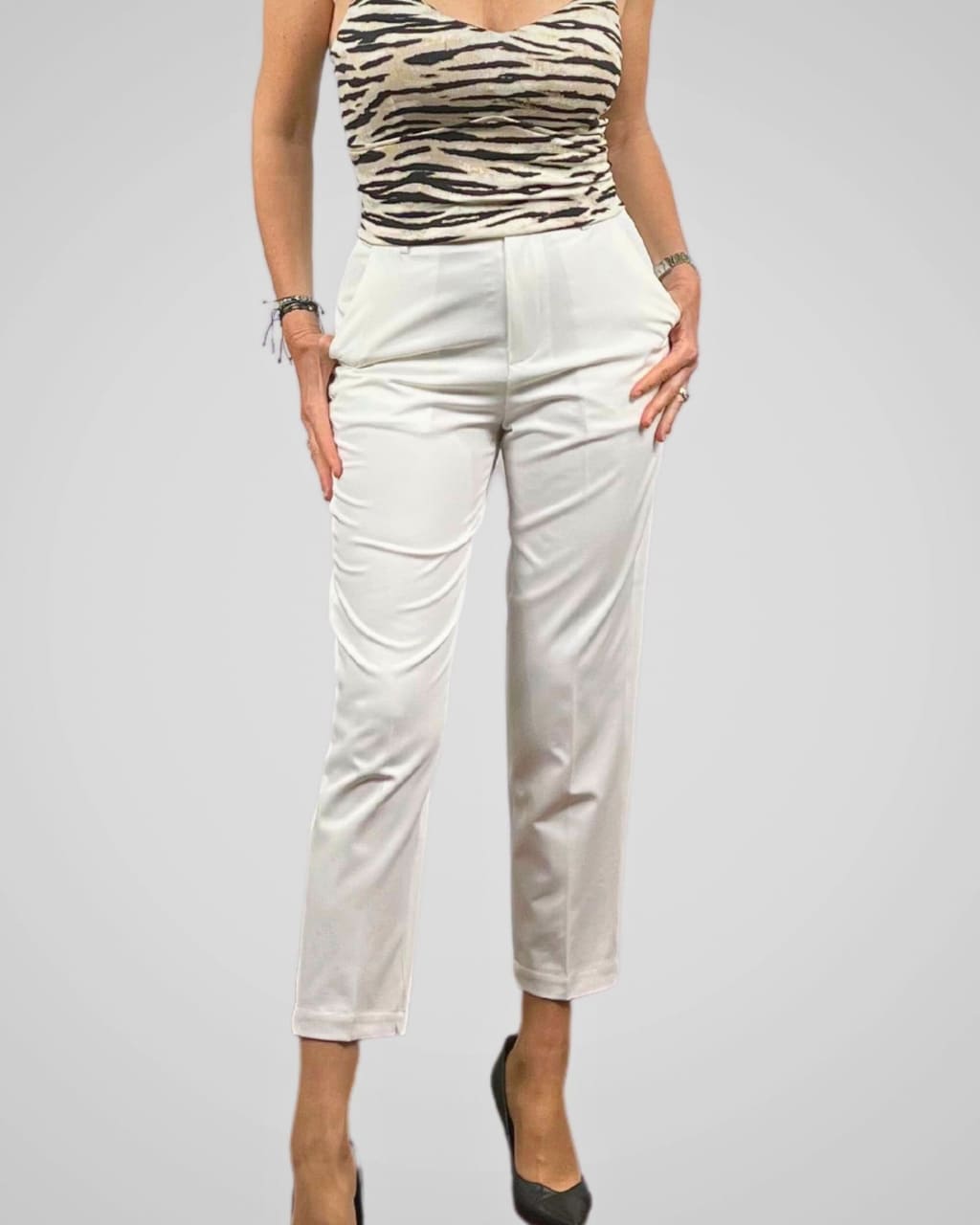 Pantalón de vestir tobillero de tiro alto, en color beige, para primavera/verano, en AnuSska Moda.