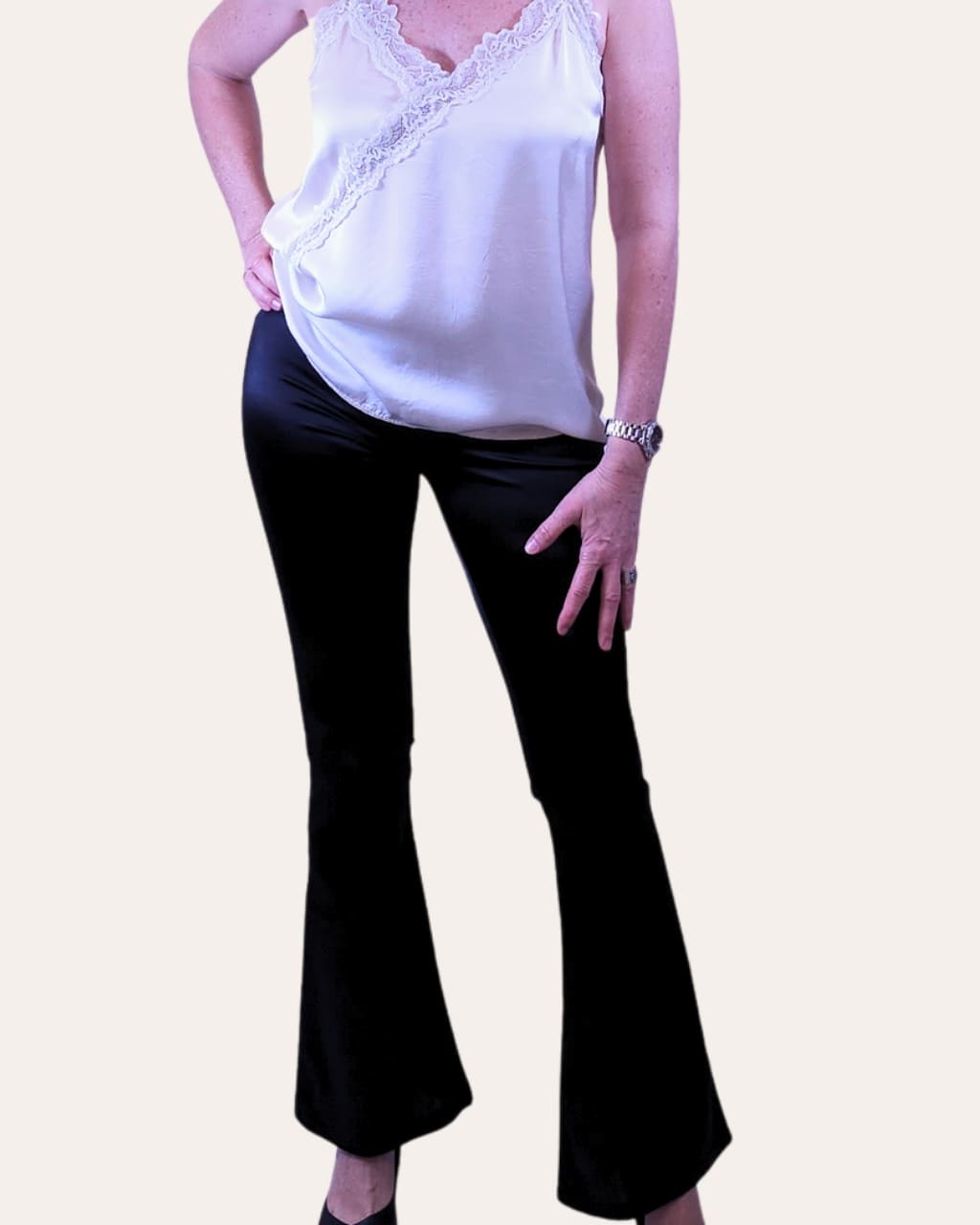 Leggins acampanados en satén, de color negro, para primavera-verano, en AnuSska Moda.