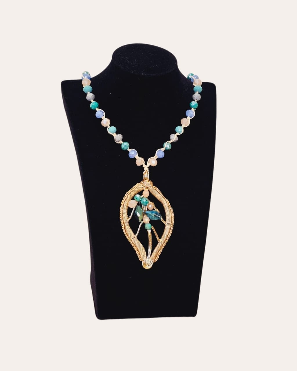 Collar largo de varios colores y hoja de hilo dorado, para primavera/verano, en AnuSska Moda.
