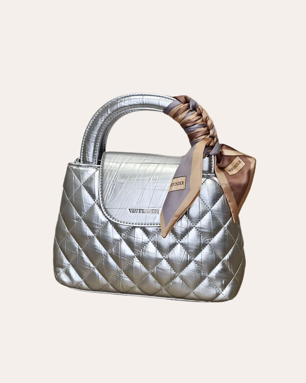Bolso pequeño acolchado ideal para una fiesta, en color plata, para otoño/invierno, en AnuSska Moda