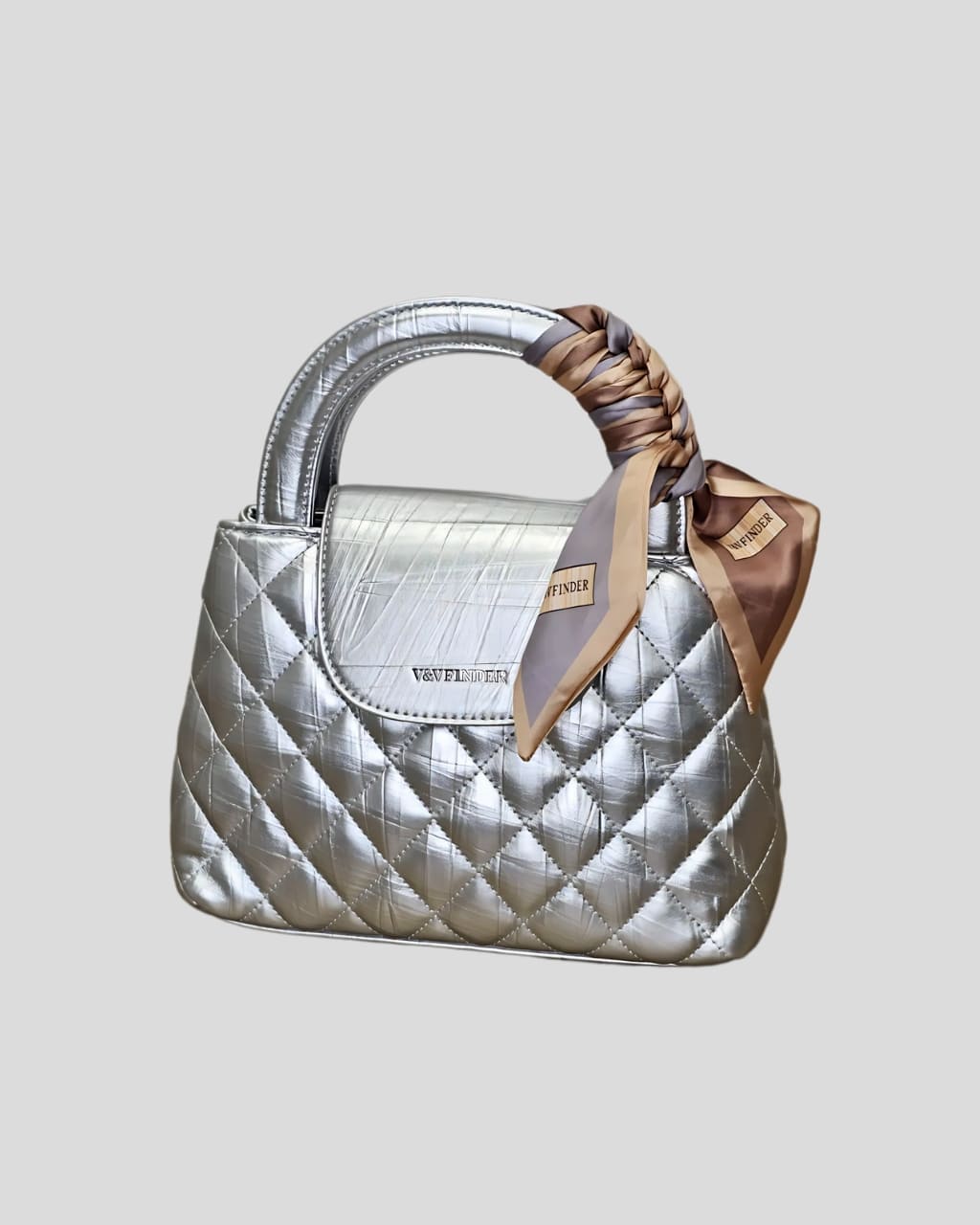 Bolso pequeño acolchado ideal para una fiesta, en color plata, para otoño/invierno, en AnuSska Moda.