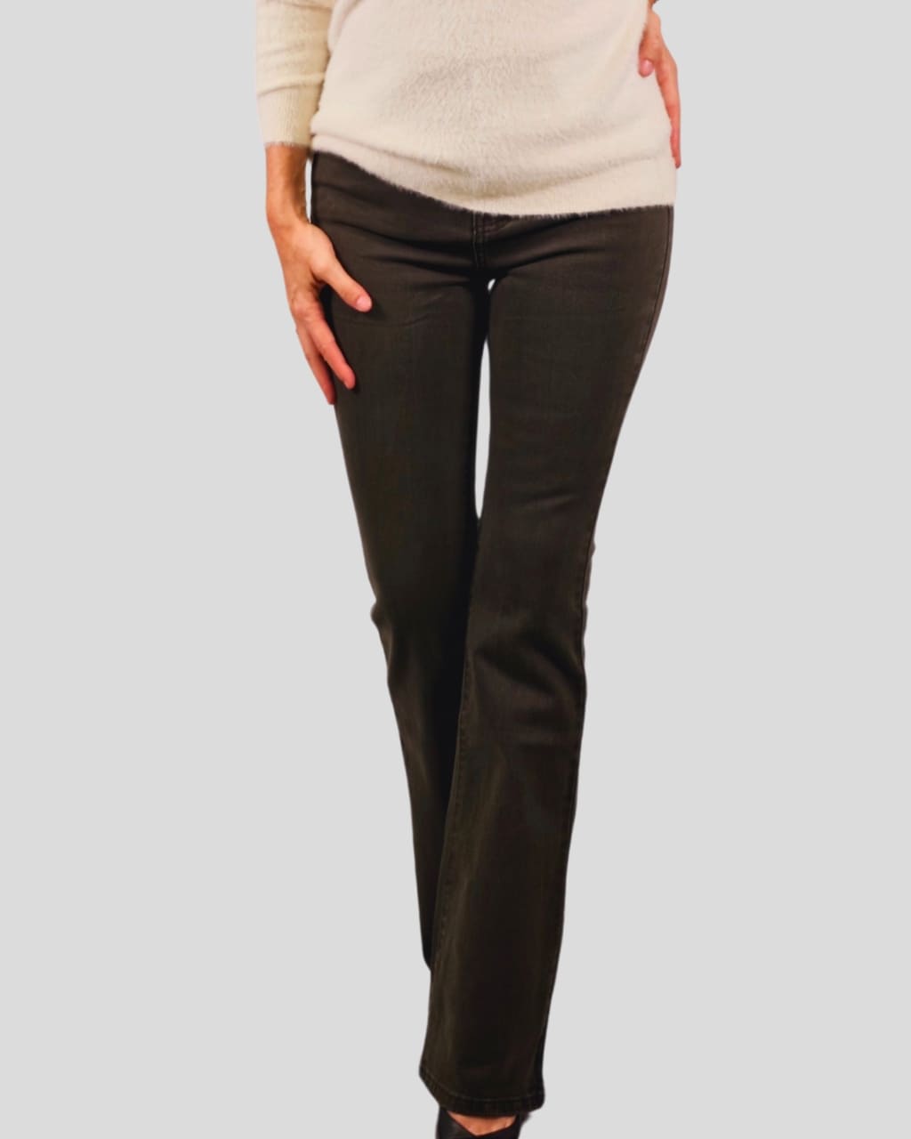 Pantalón Tiro Alto Acampanado, en caqui y negro, para otoño/invierno, en AnuSska Moda.