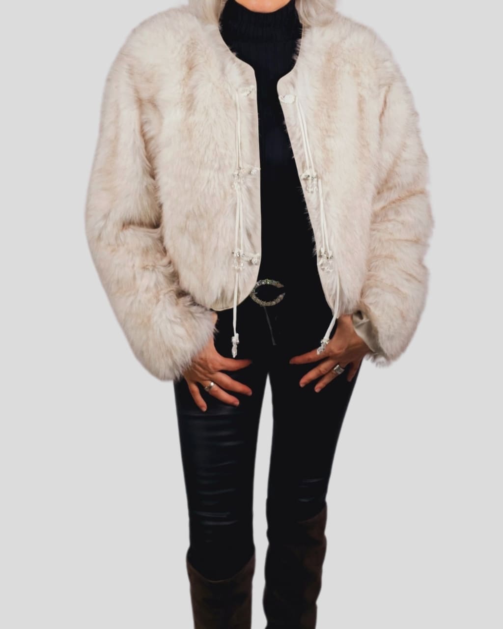 Chaqueta corta vestir de pelo y cuerdas, en color crudo, para otoño/invierno, en AnuSska Moda.