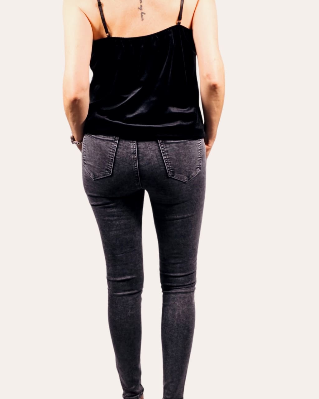 Espalda Tejano pitillo de tiro alto, en color gris, para otoño/invierno, en AnuSska Moda.