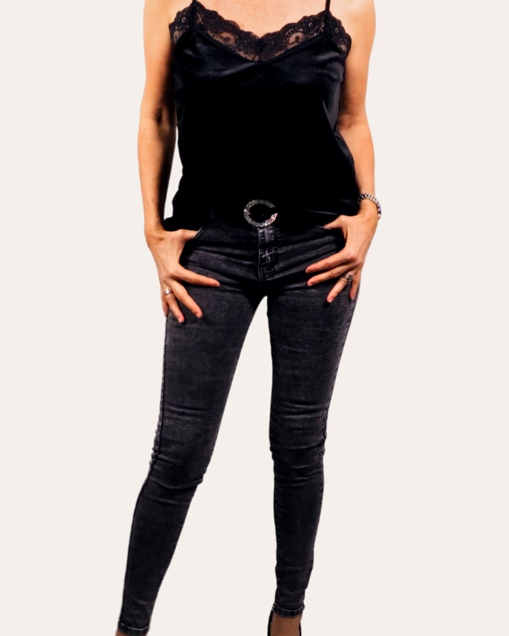 Tejano pitillo de tiro alto, en color gris, para otoño/invierno, en AnuSska Moda.