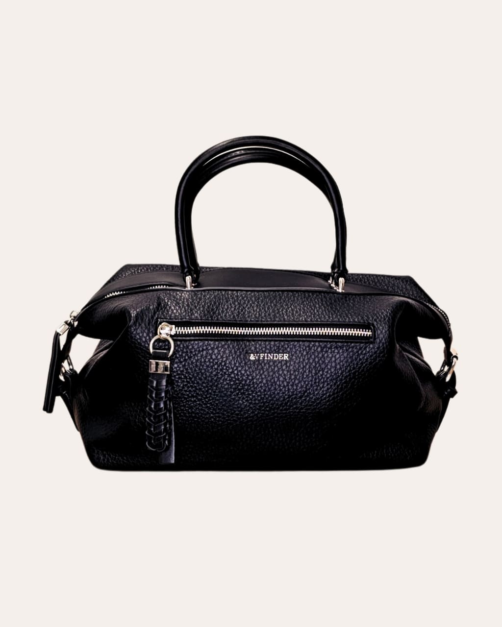 Bolso laterales atados por hebilla y tira ajustable, en color negro, intemporal, en AnuSska Moda.