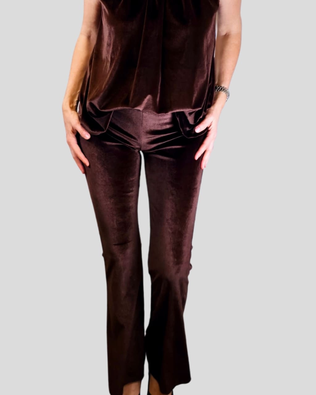 Leggin de terciopelo, bajos acampanados, en marrón, para otoño/invierno, en AnuSska Moda.
