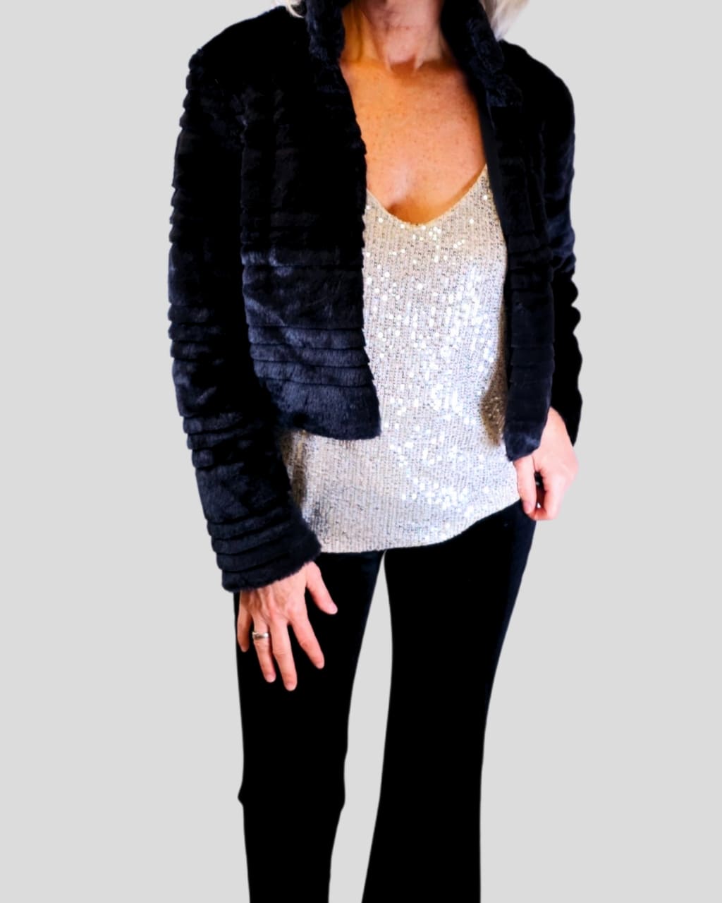 Torera de pelo efecto pliegues, bajos rectos, en color negro, para otoño/invierno, en AnuSska Moda.