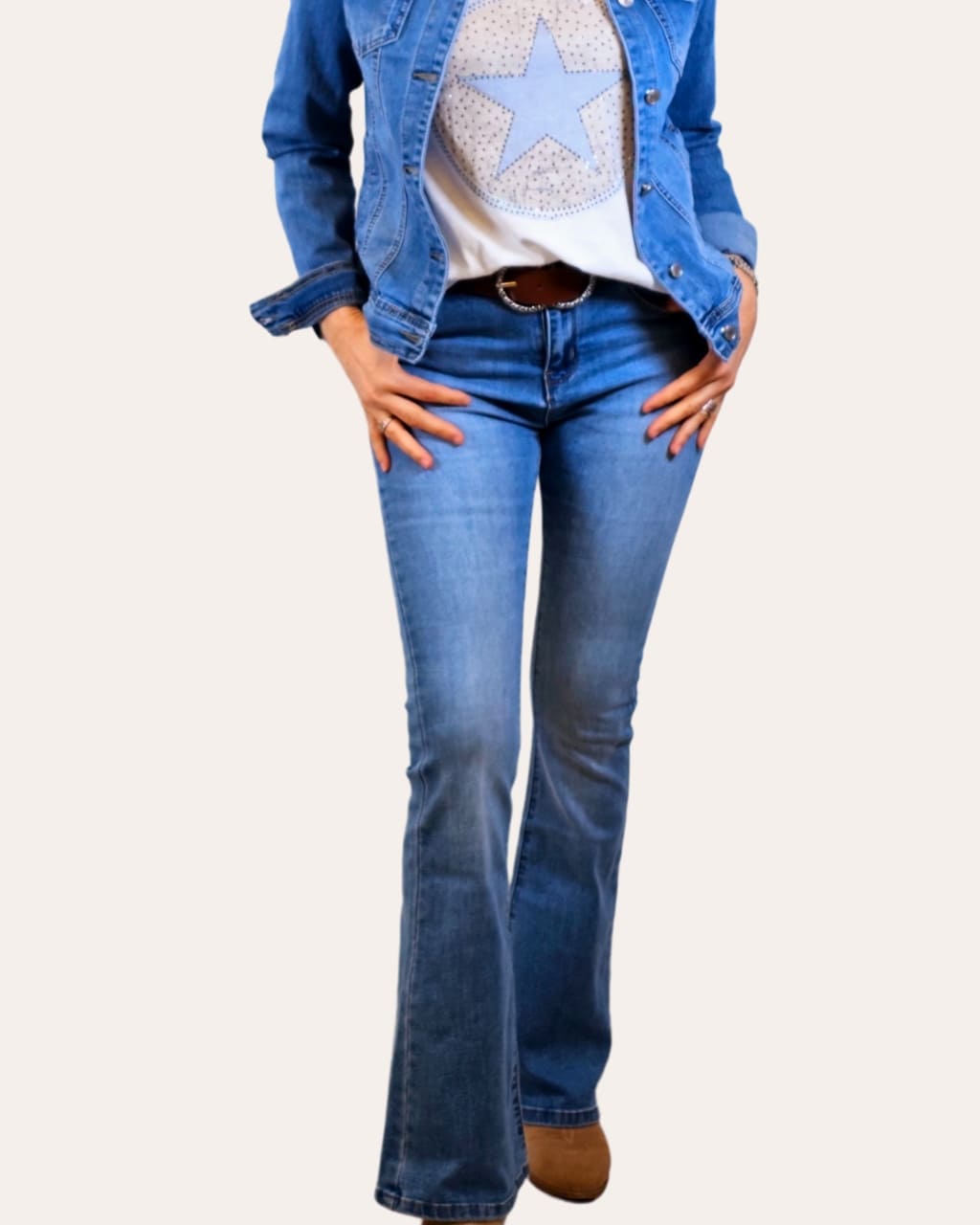 Tejano acampanado, en color azul desgastado. para Primavera/Verano, en AnuSska Moda.