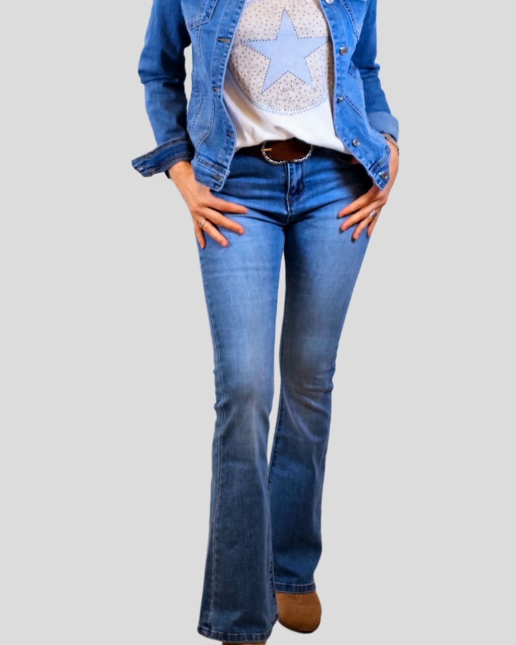 Tejano acampanado, en color azul desgastado. para Primavera/Verano, en AnuSska Moda.