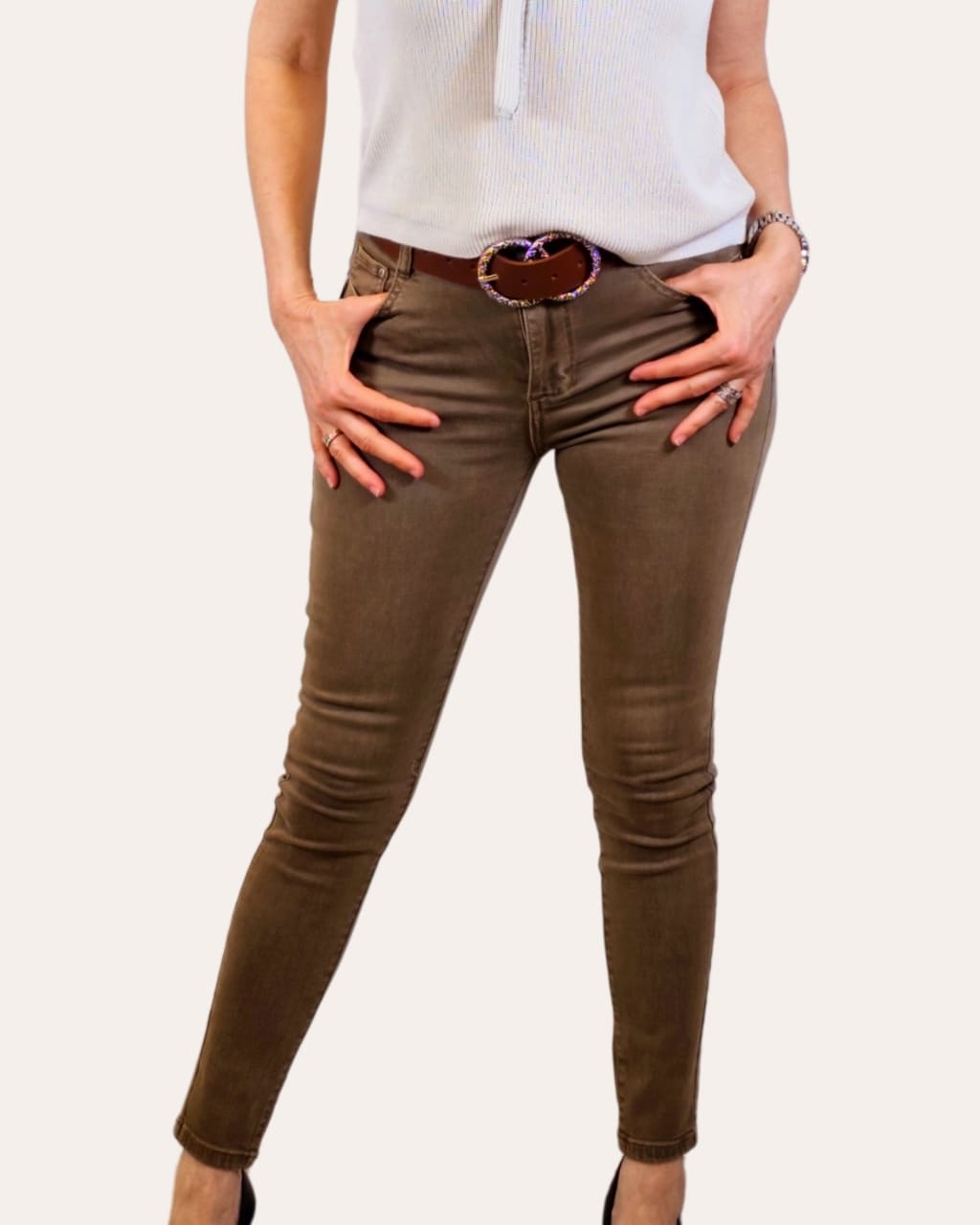 Pantalón Tejano Tiro medio, en color Marrón Claro, Intemporal, en AnuSska Moda.