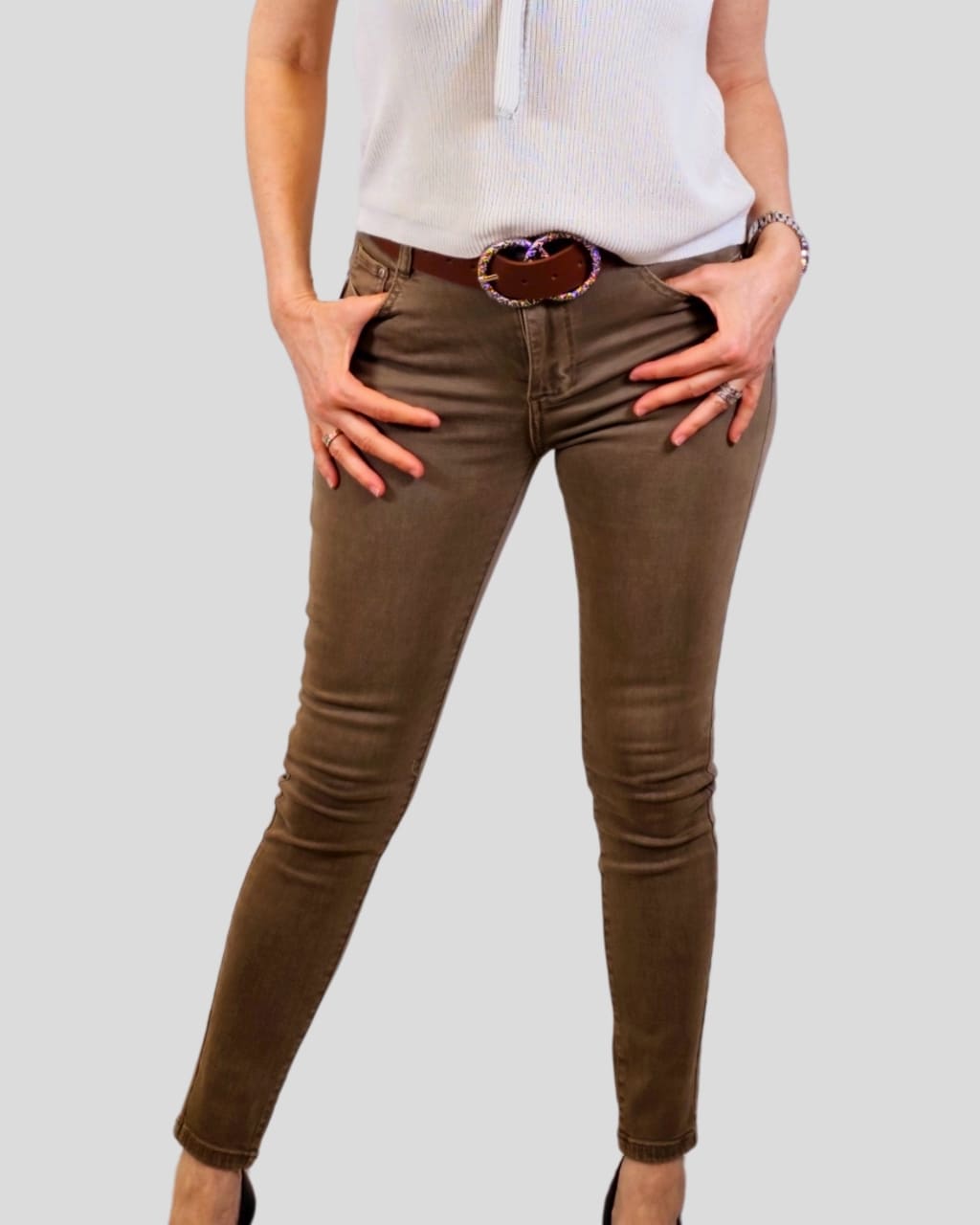 Pantalón Tejano Tiro medio, en color Marrón Claro, Intemporal, en AnuSska Moda.