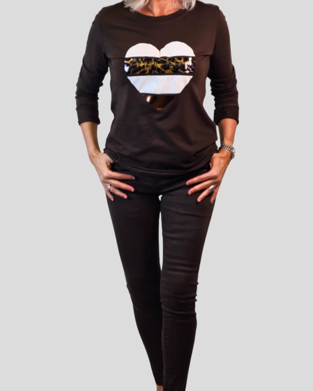 Camiseta lisa con corazón de animal print, en color marrón, para otoño/invierno, en AnuSska Moda.
