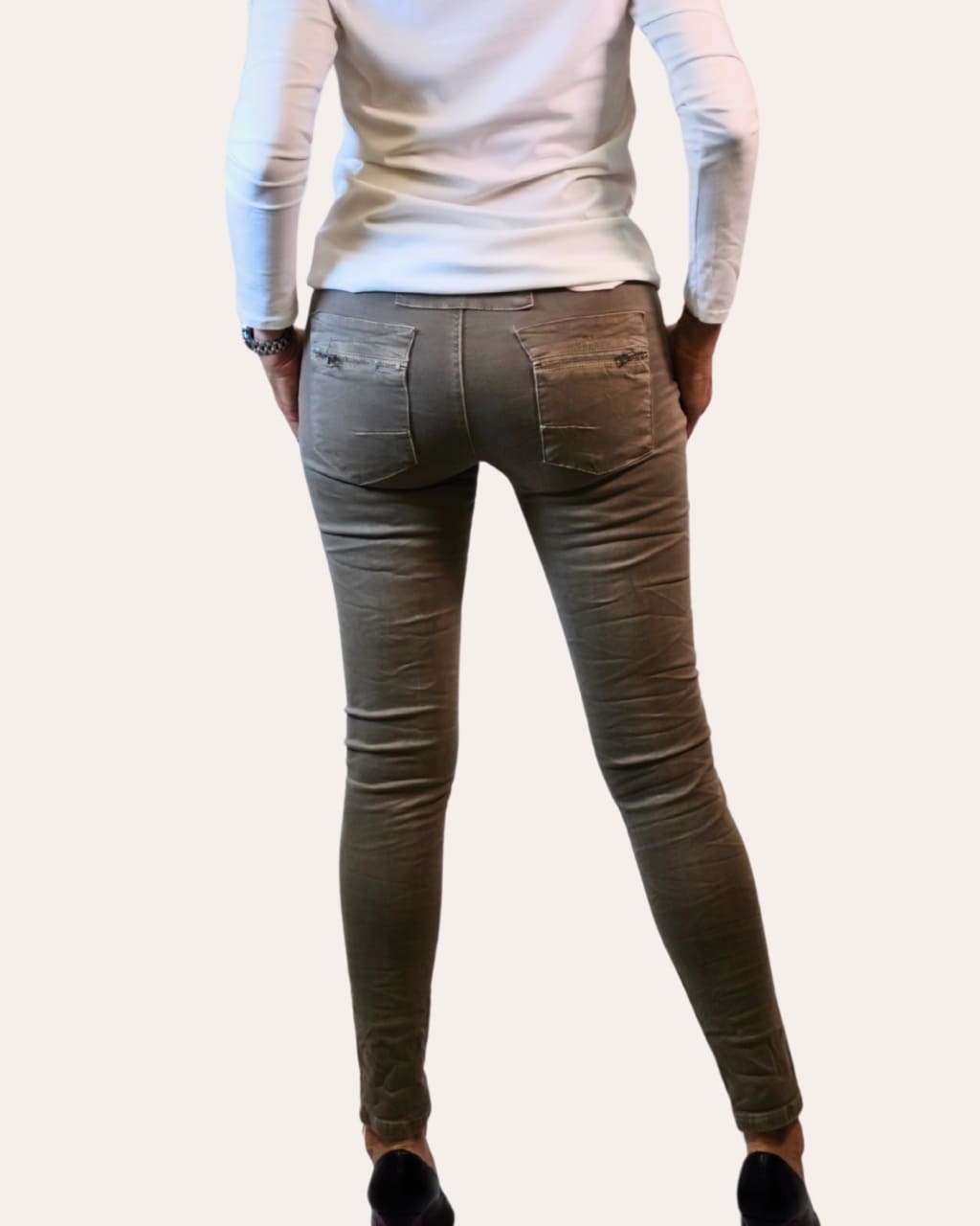 Espalda Pantalón Arrugado, cremallera botones, en color beige, para otoño/invierno, en AnuSska Moda.