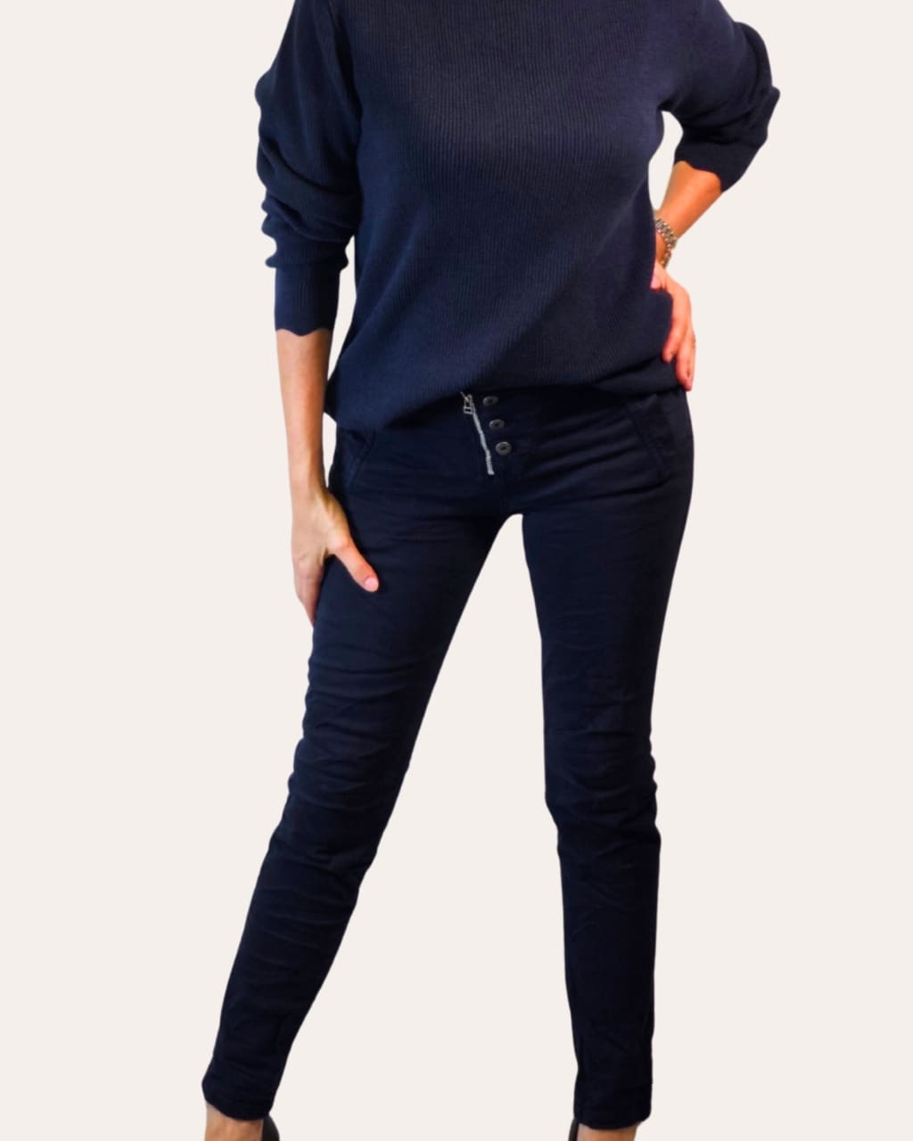 Pantalón Arrugado, cremallera y botones, en color azul marino, para otoño/invierno, en AnuSska Moda.