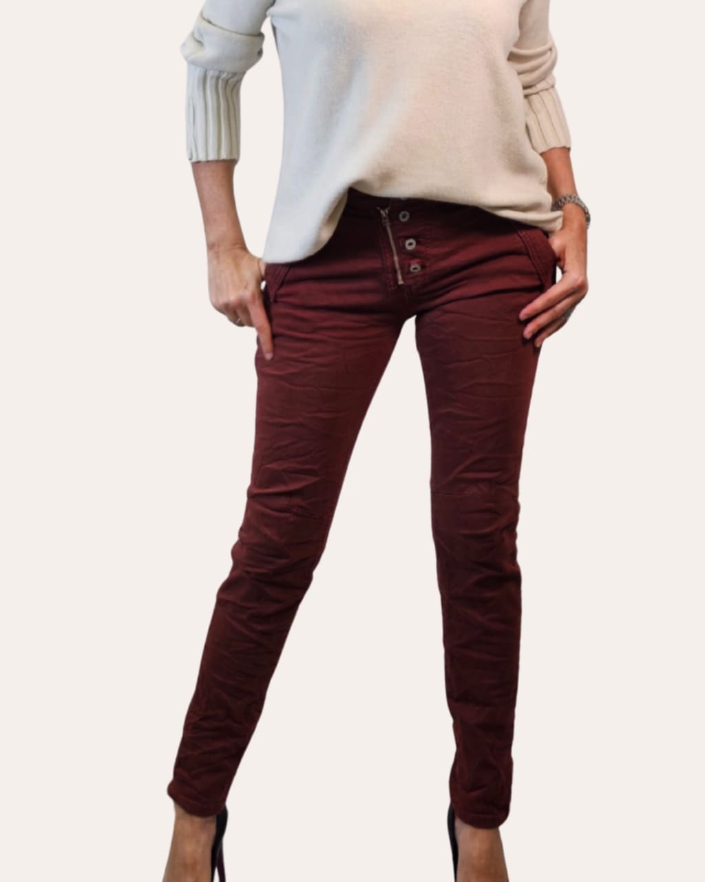 Pantalón Arrugado, cremallera y botones, en color granate, para otoño/invierno, en AnuSska Moda.