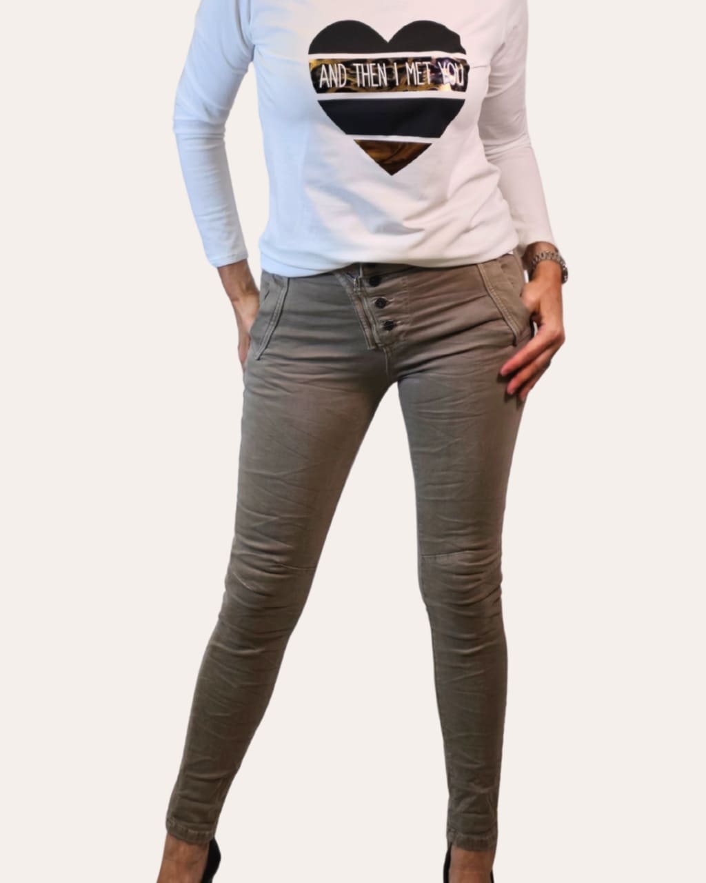 Pantalón Arrugado, cremallera y botones, en color beige, para otoño/invierno, en AnuSska Moda.