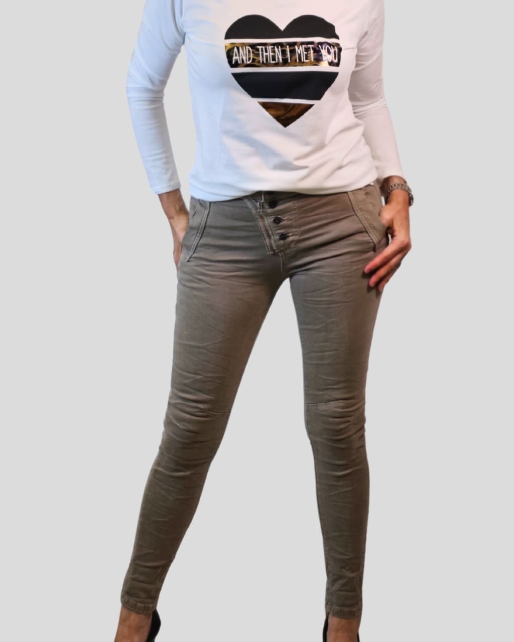 Pantalón Arrugado, cremallera y botones, en color beige, para otoño/invierno, en AnuSska Moda.