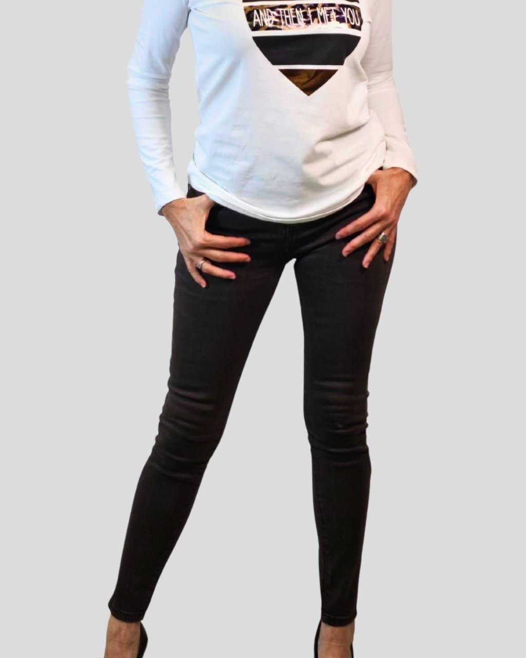 Pantalón tejano pitillo de tiro alto, en color marrón oscuro, para otoño/invierno, en AnuSska Moda.