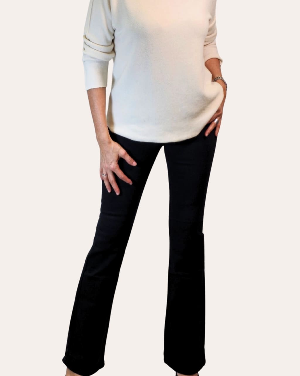 Tejano Acampanado alto de tiro en color negro, intemporal, en AnuSska Moda.