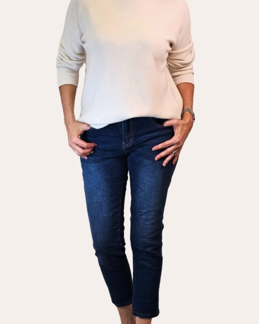 Tejano arrugado de tiro medio, en color tejano oscuro, para otoño/invierno, en AnuSska Moda.