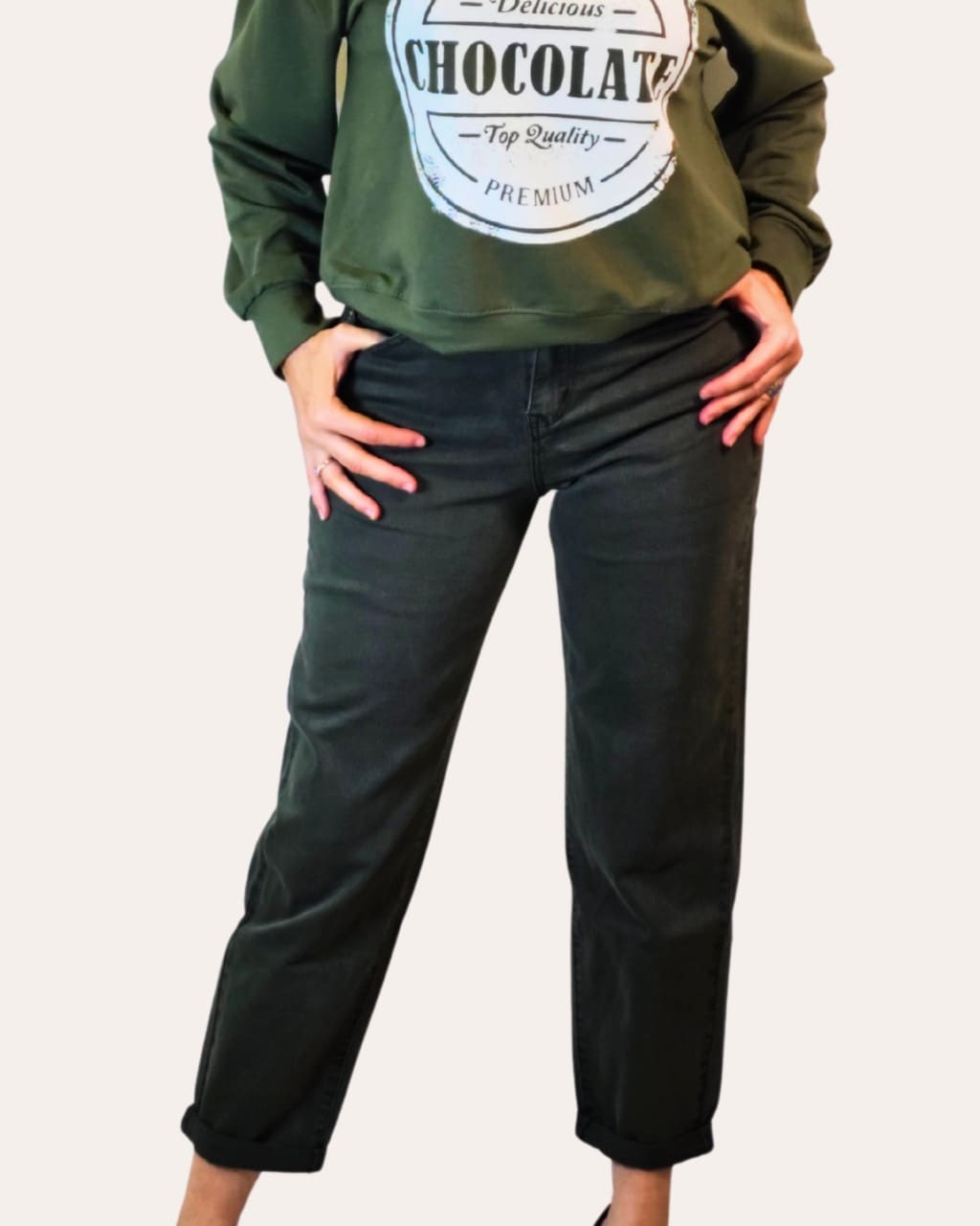 Tejano Mom Fit de tiro alto, en color caqui, para otoño/invierno, en AnuSska Moda.