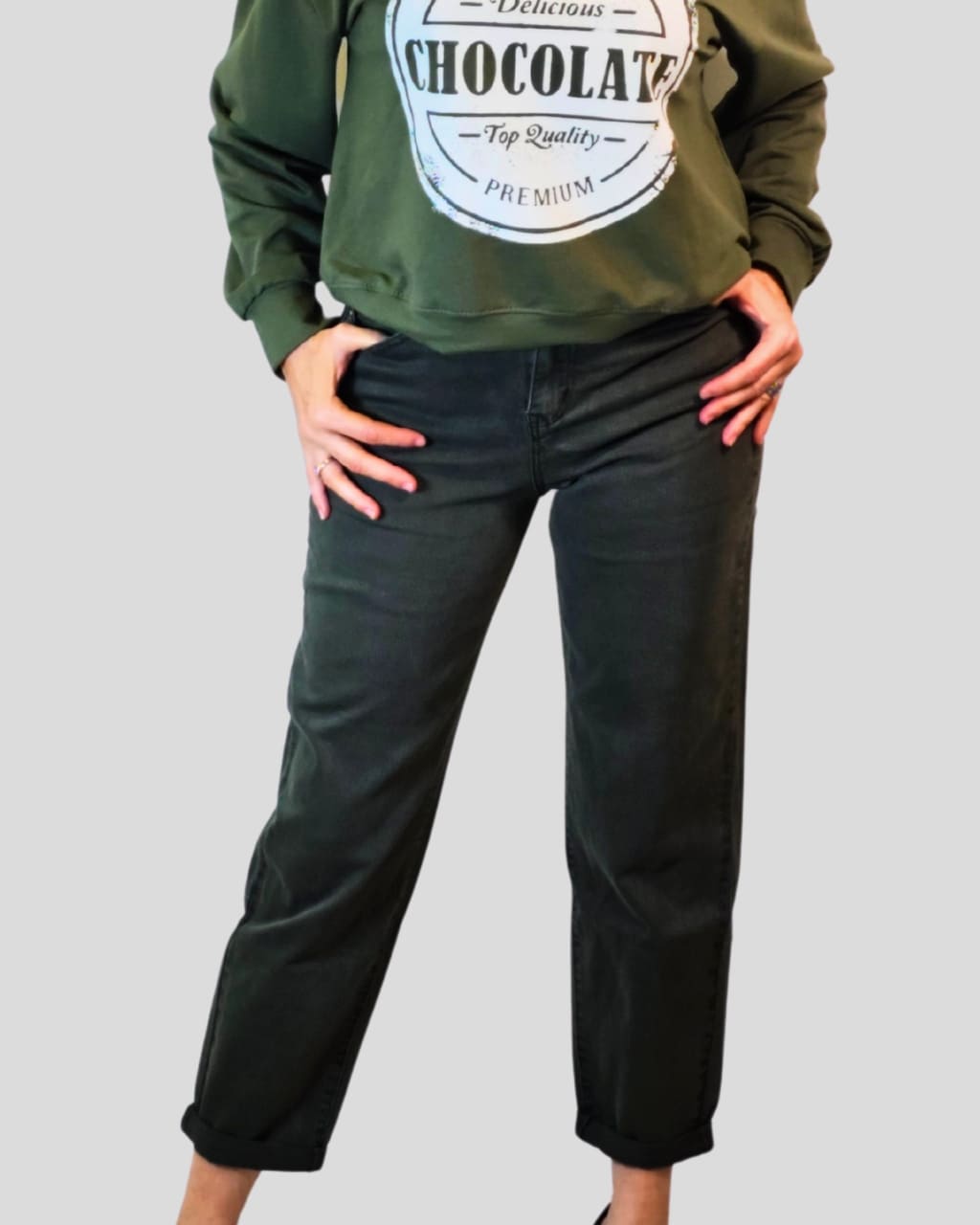 Tejano Mom Fit de tiro alto, en color caqui, para otoño/invierno, en AnuSska Moda.