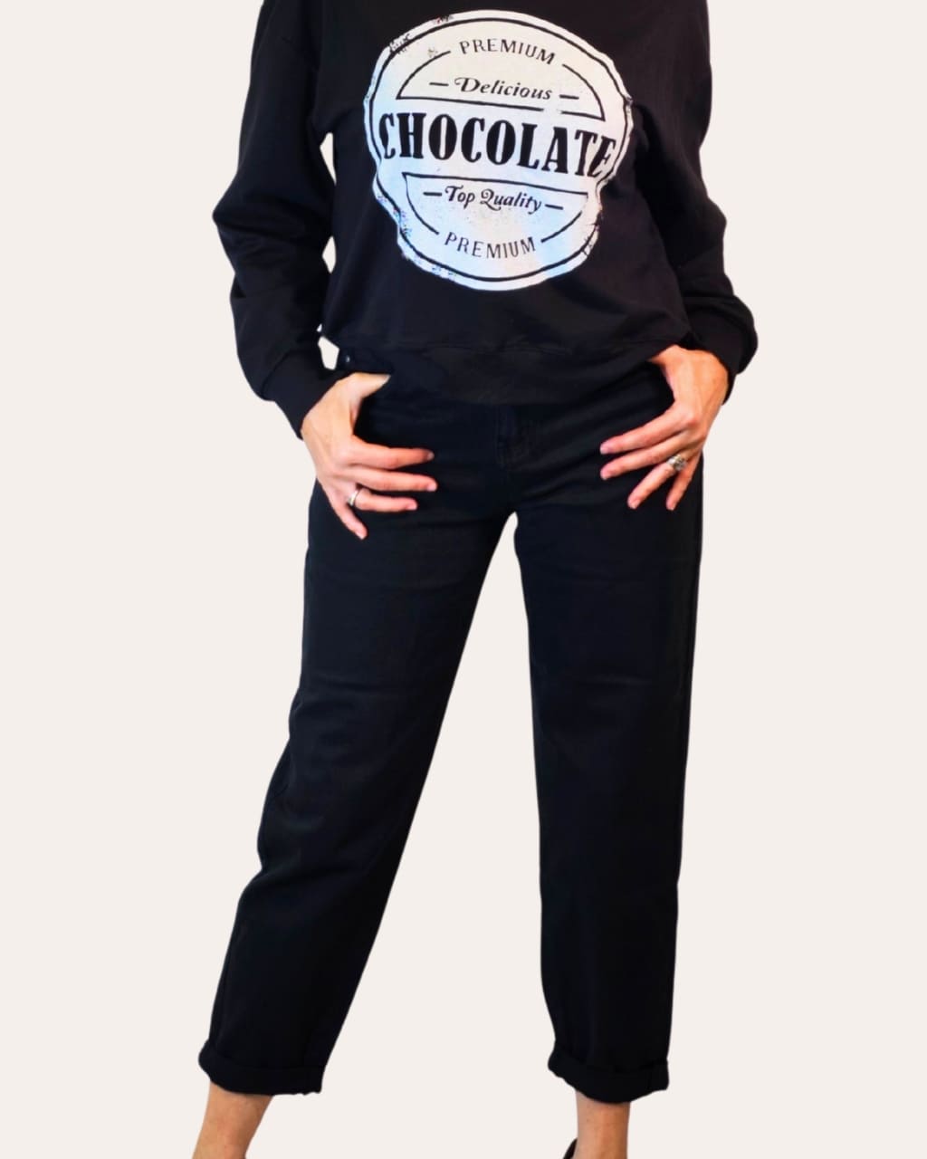 Tejano Mom Fit de tiro alto, en color negro, para otoño/invierno, en AnuSska Moda.