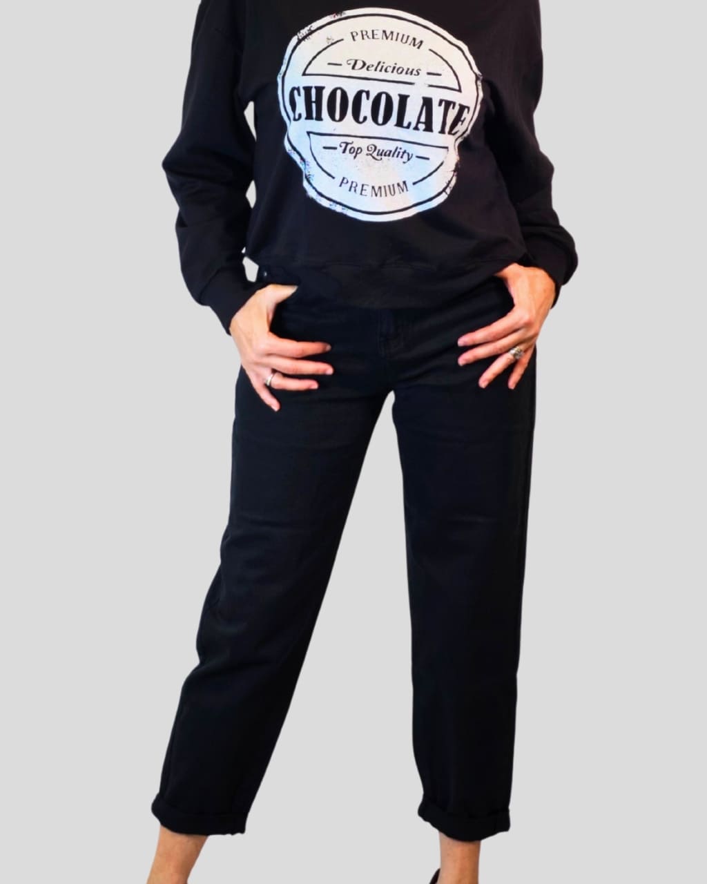 Tejano Mom Fit de tiro alto, en color negro, para otoño/invierno, en AnuSska Moda.
