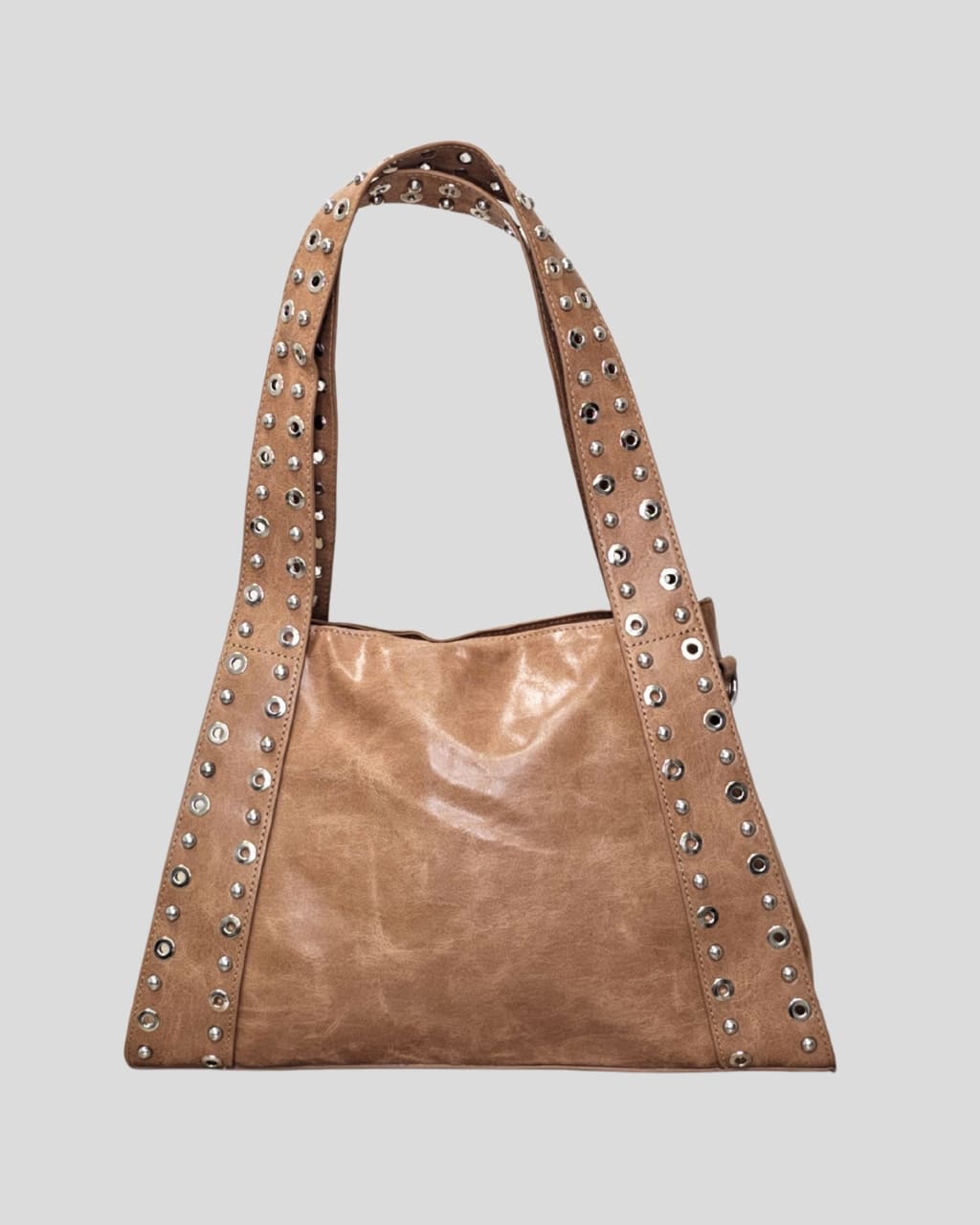 Bolso triangular con asas anchas y tachas, en color camel. para otoño/invierno, en AnuSska Moda.