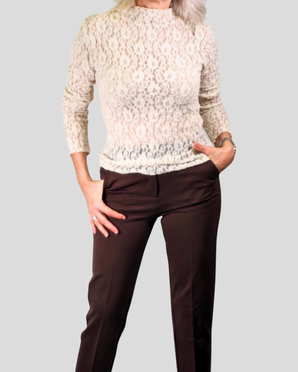 Camiseta de encaje, cuello subido, en color beige, para otoño/invierno, en AnuSska Moda.