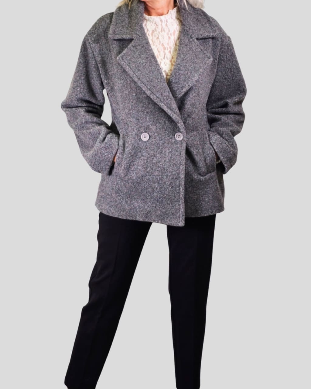 Chaqueta Corta de Paño Cruzada, en color gris claro, para otoño/invierno, en Anusska Moda.