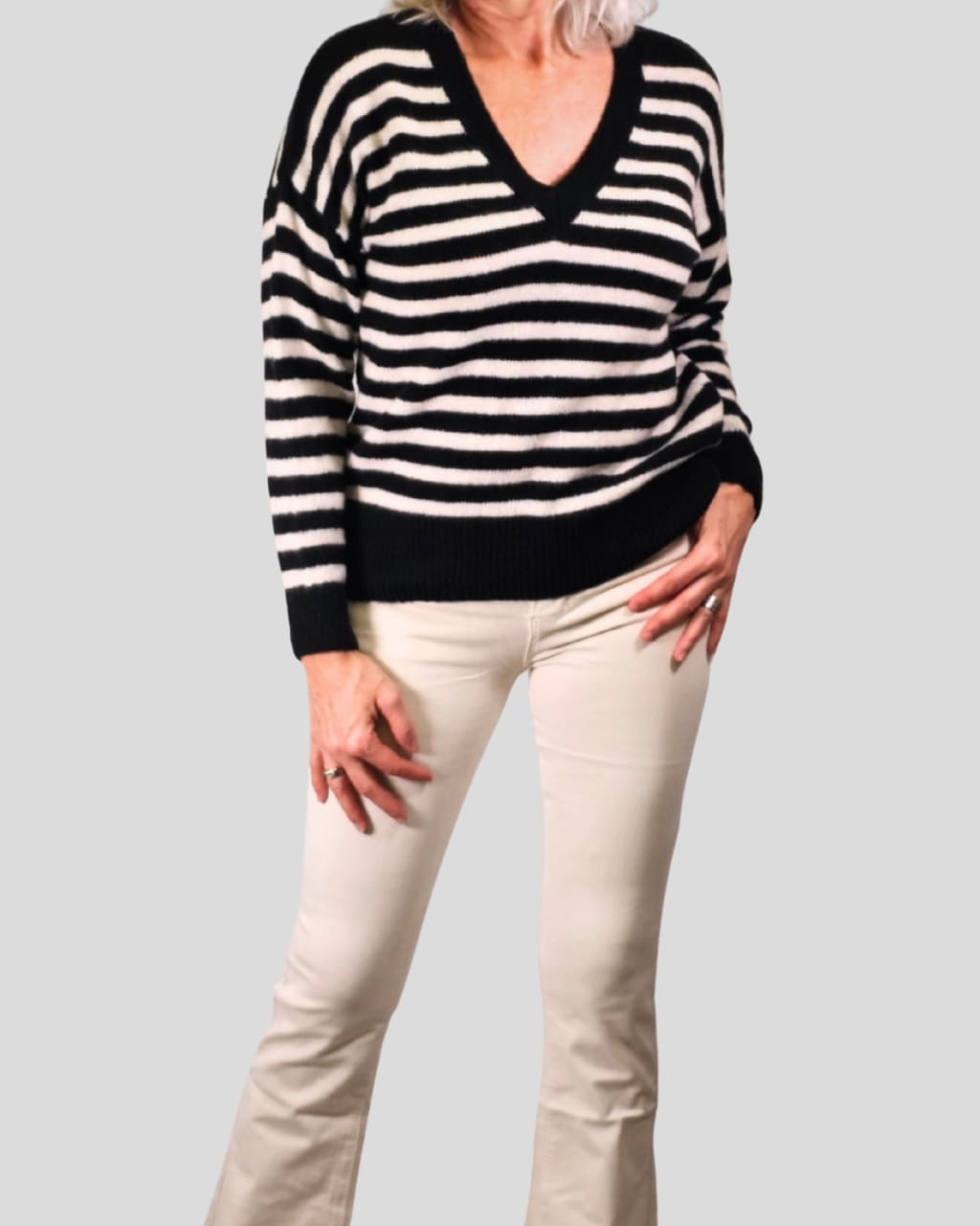 Jersey Cuello Pico a rayas finas, en color negro, para otoño/invierno, en AnuSska Moda.