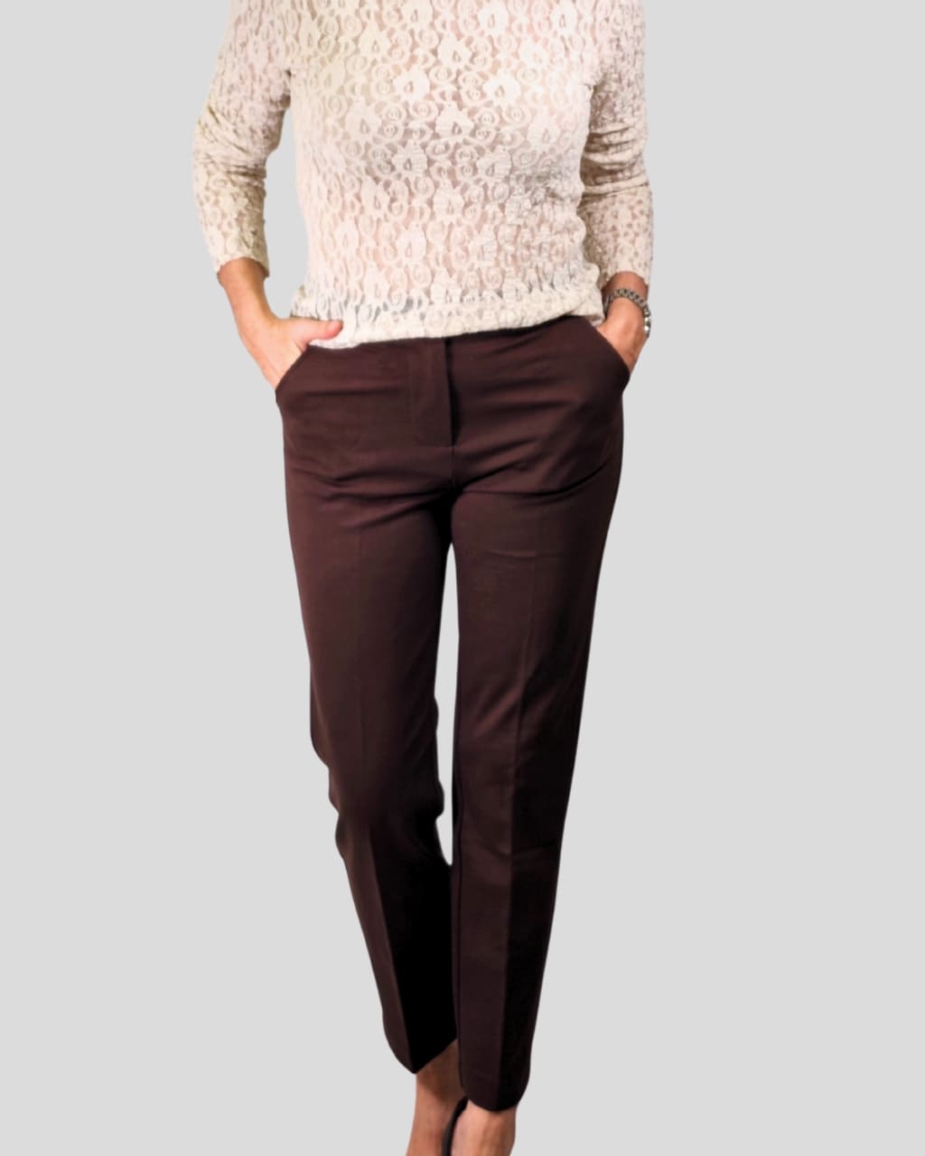 Pantalón chino de vestir, en color marrón oscuro, para otoño/invierno, en AnuSska Moda.