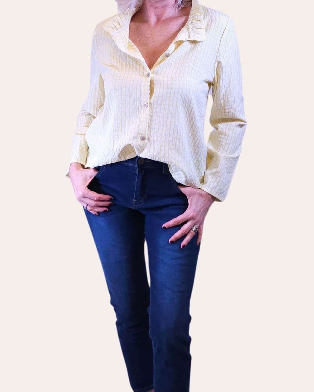 Camisa cuello mao con volantes y cuadro vichy, en amarillo, para primavera/verano, en AnuSska Moda.