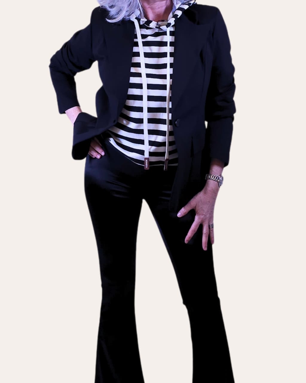 Americana Básica entallada, en color negro, para primavera-verano, en AnuSska Moda.