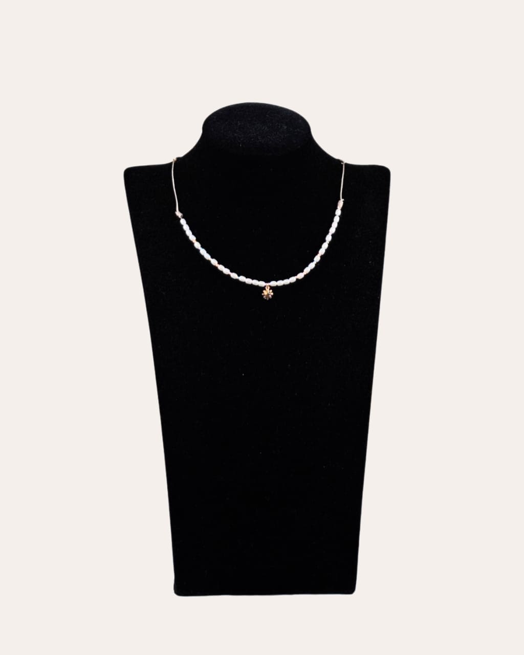 Collar corto efecto perla, con una estrella central, en color blanco, intemporal, en AnuSska Moda.