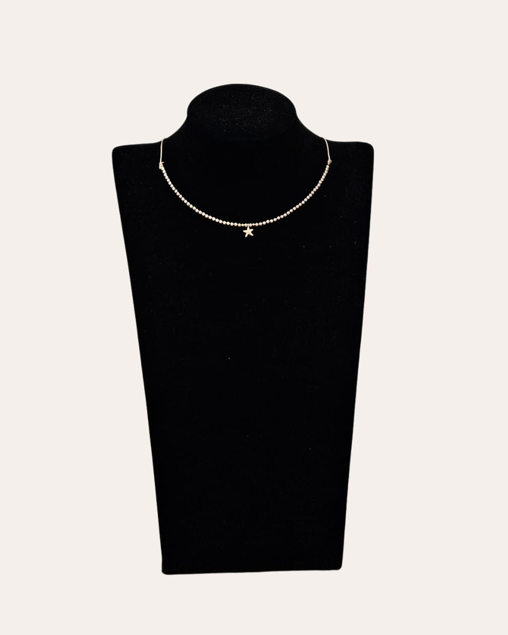 Collar corto con piedras pequeñas y estrella central dorada, intemporal, en AnuSska Moda.