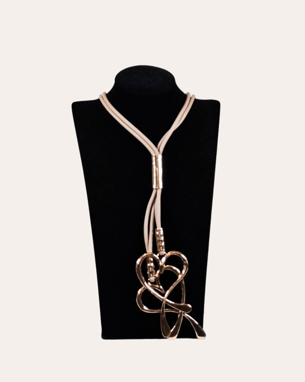 Collar largo, corazones entrelazados, en color dorado, intemporal, en AnuSska Moda