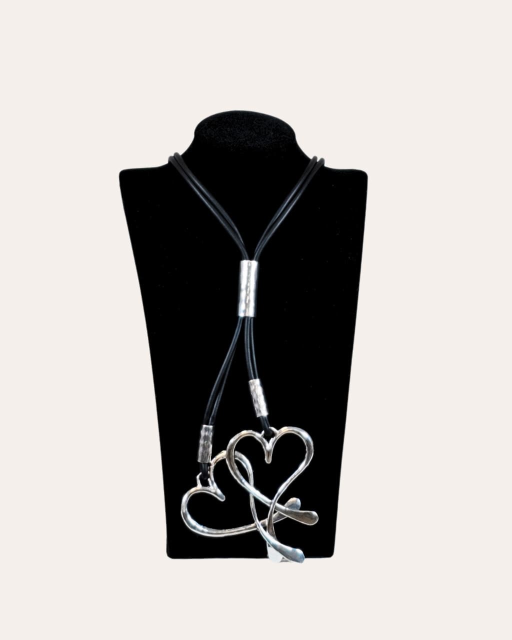 Collar largo, corazones entrelazados, en color plateado, intemporal, en AnuSska Moda