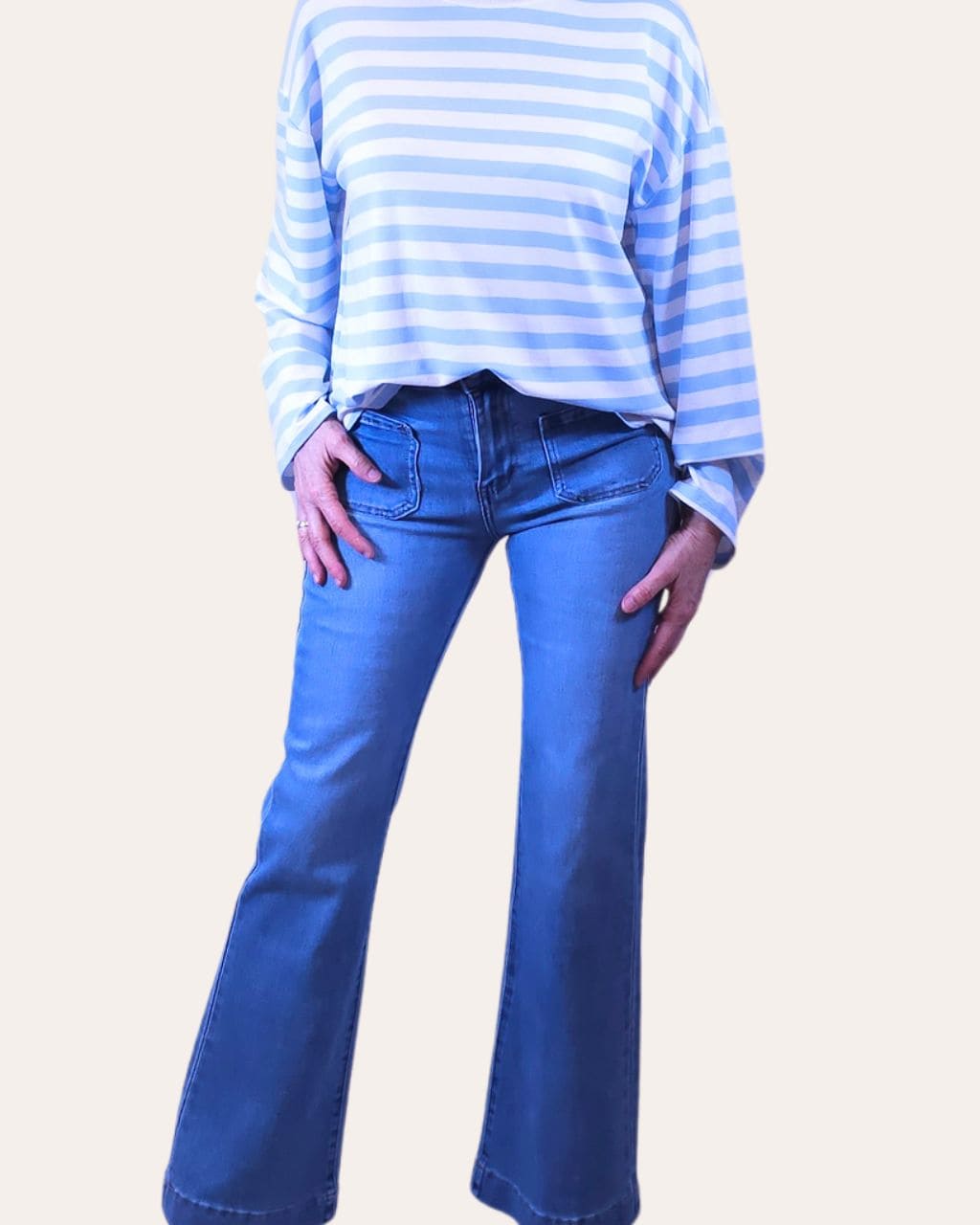 Tejano Acampanado, bolsillos parche, en color tejano claro, para primavera-verano, en AnuSska Moda.